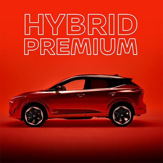Der Nissan Qashqai e-POWER wird vor einem leuchtend roten Hintergrund mit dem Schriftzug „HYBRID PREMIUM“ präsentiert.